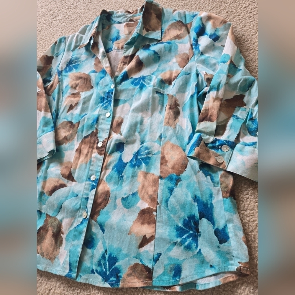 41. Watercolor Floral Button-Down Blouse Size Large XL